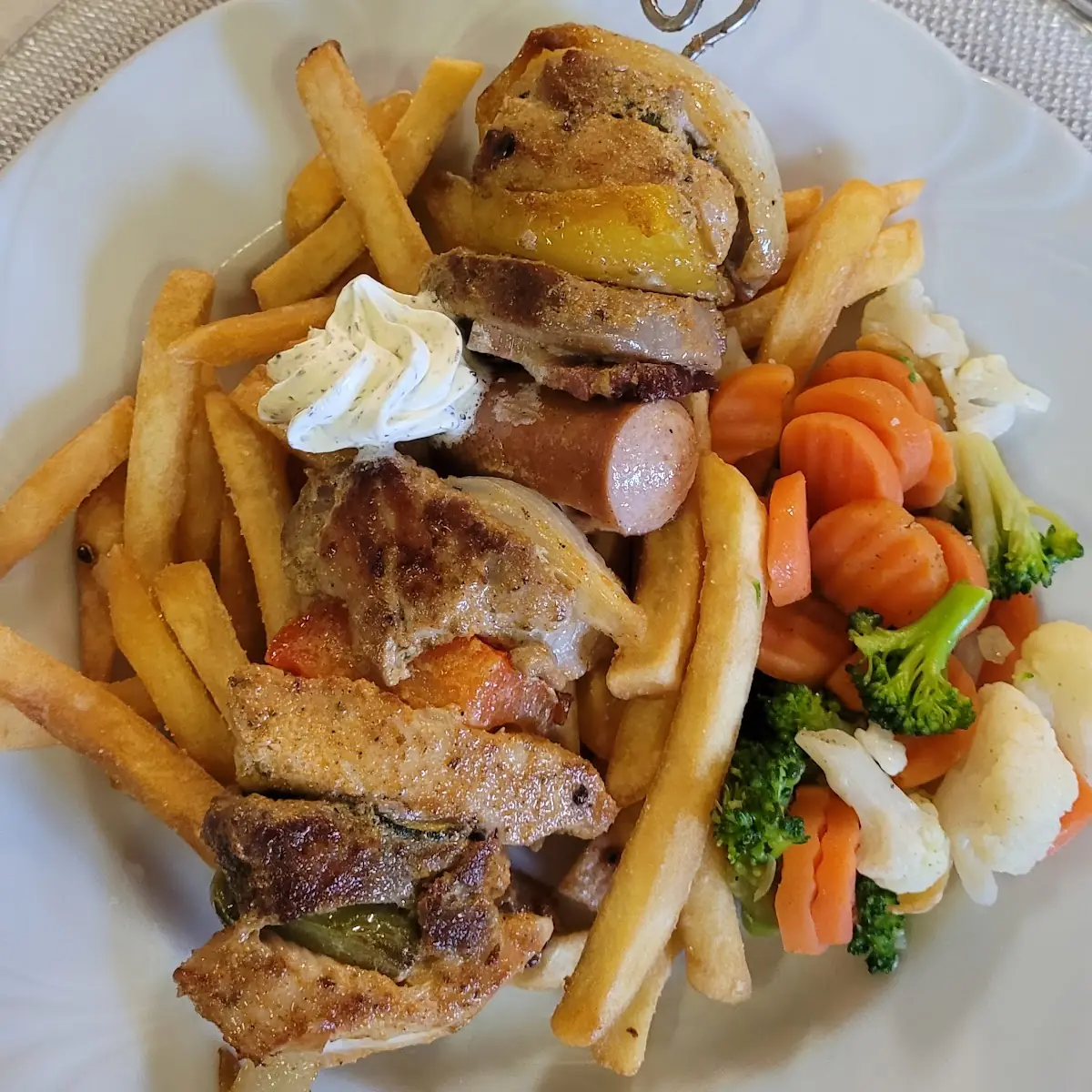 Spieß Mit Gemüse Und Pommes