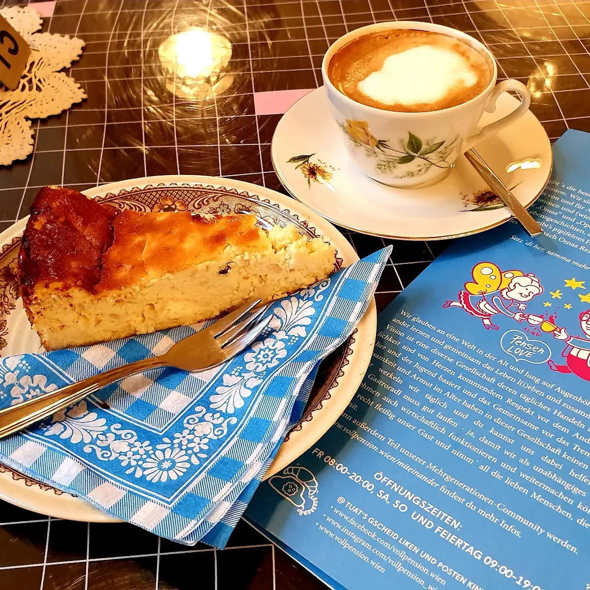 Topfen Apfeltorte Und Melange
