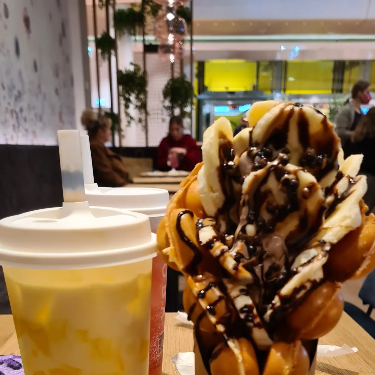 Eine Chokolate Banana Waffel Und Ein Royal Mango