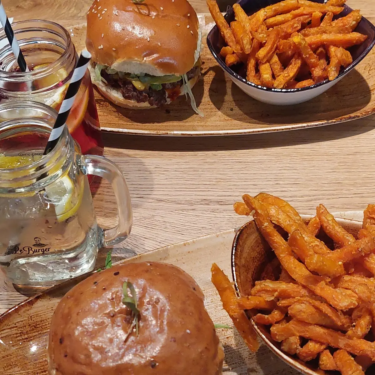 Classic Chicken Burger Mit Süßkartoffeln Pommes