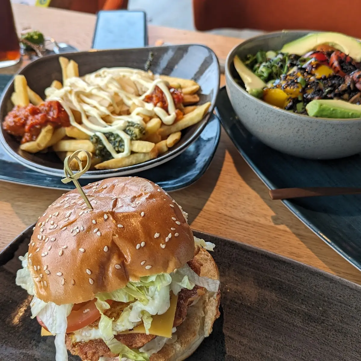 Jaipur Bowl Italian Super-fries And Veggie Burger Erbsen