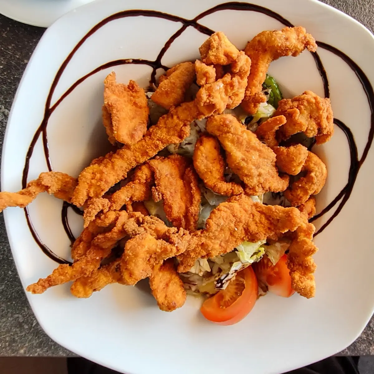 Gebackene Putenstreifen Auf Gemischten Salat