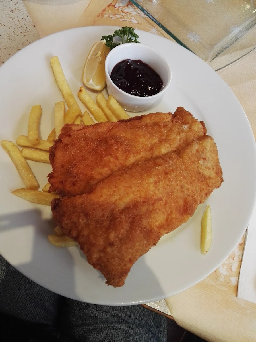 Schnitzel Pommes Preiselbeeren