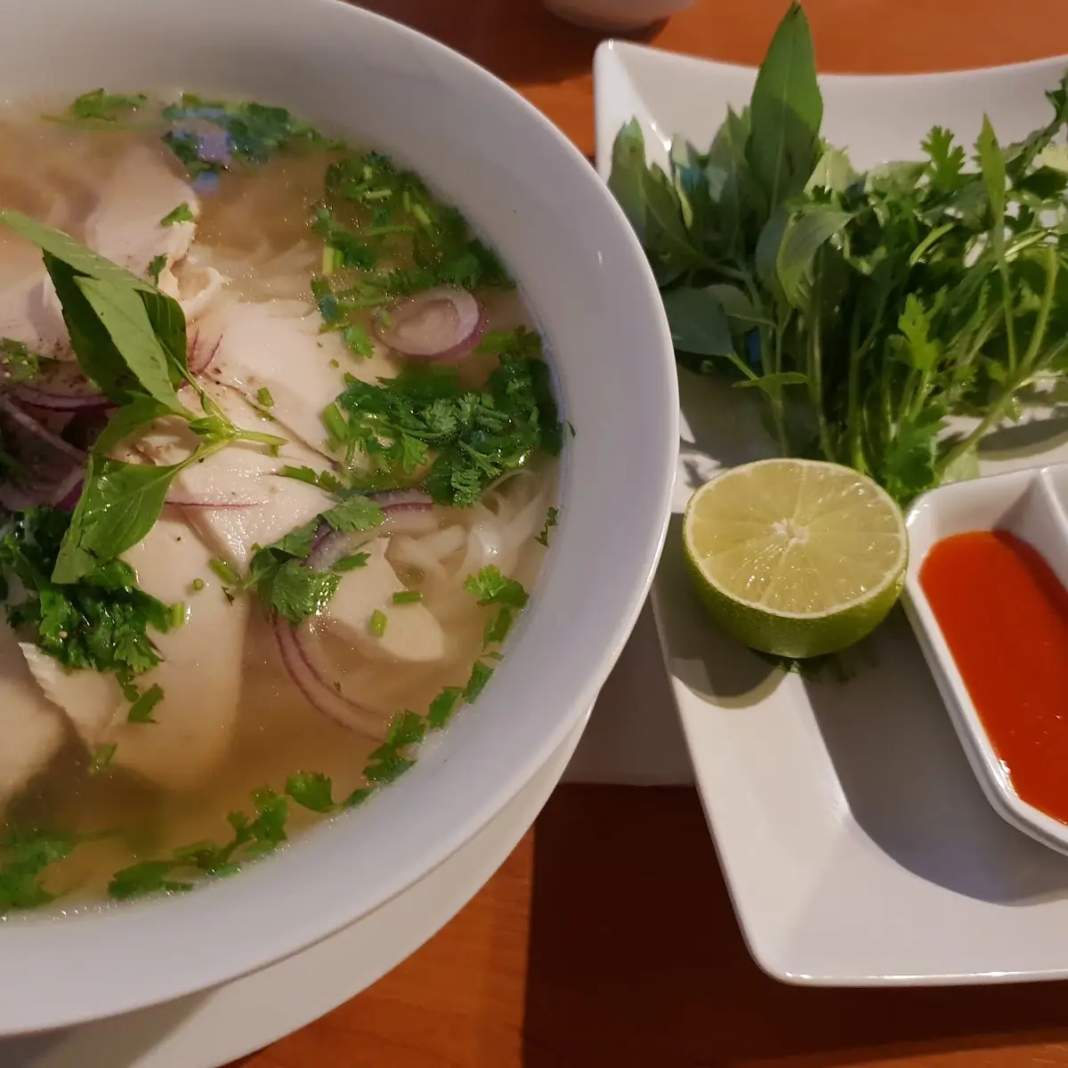 25 Pho GA Reisbandnudelsuppe Mit Hünerfleisch