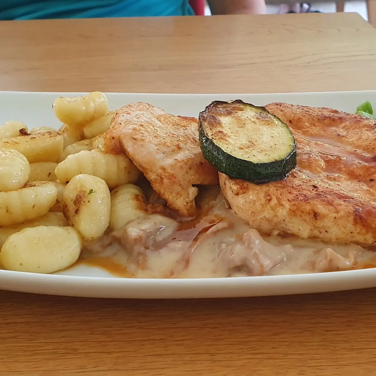 Gegrillte Hühnerbrust Mit Gnocci Auf Eierschwammerlsauce