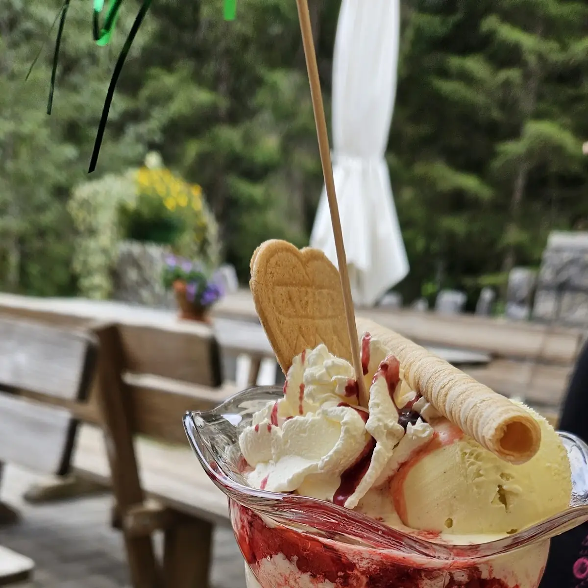 Eis Mit Heißen Himbeeren