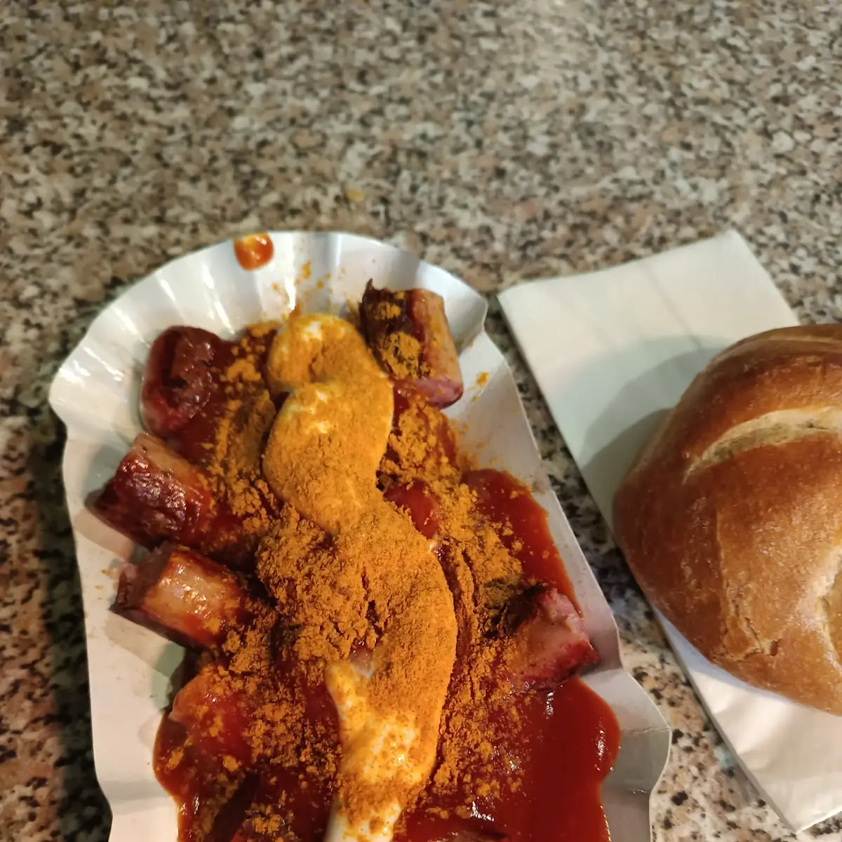 Currywurst Mit Semmel