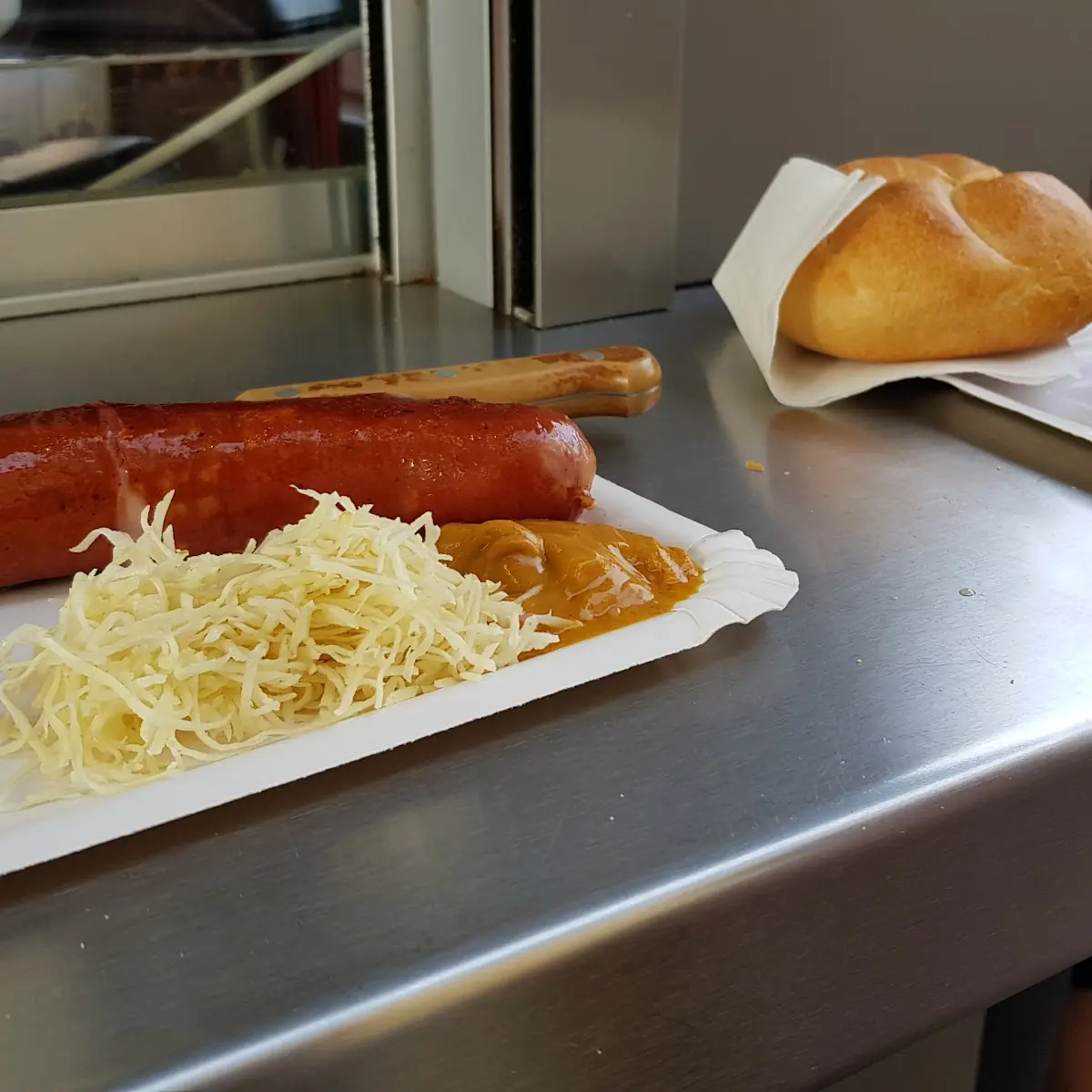 Käsekrainer Mit Kren Und Senf
