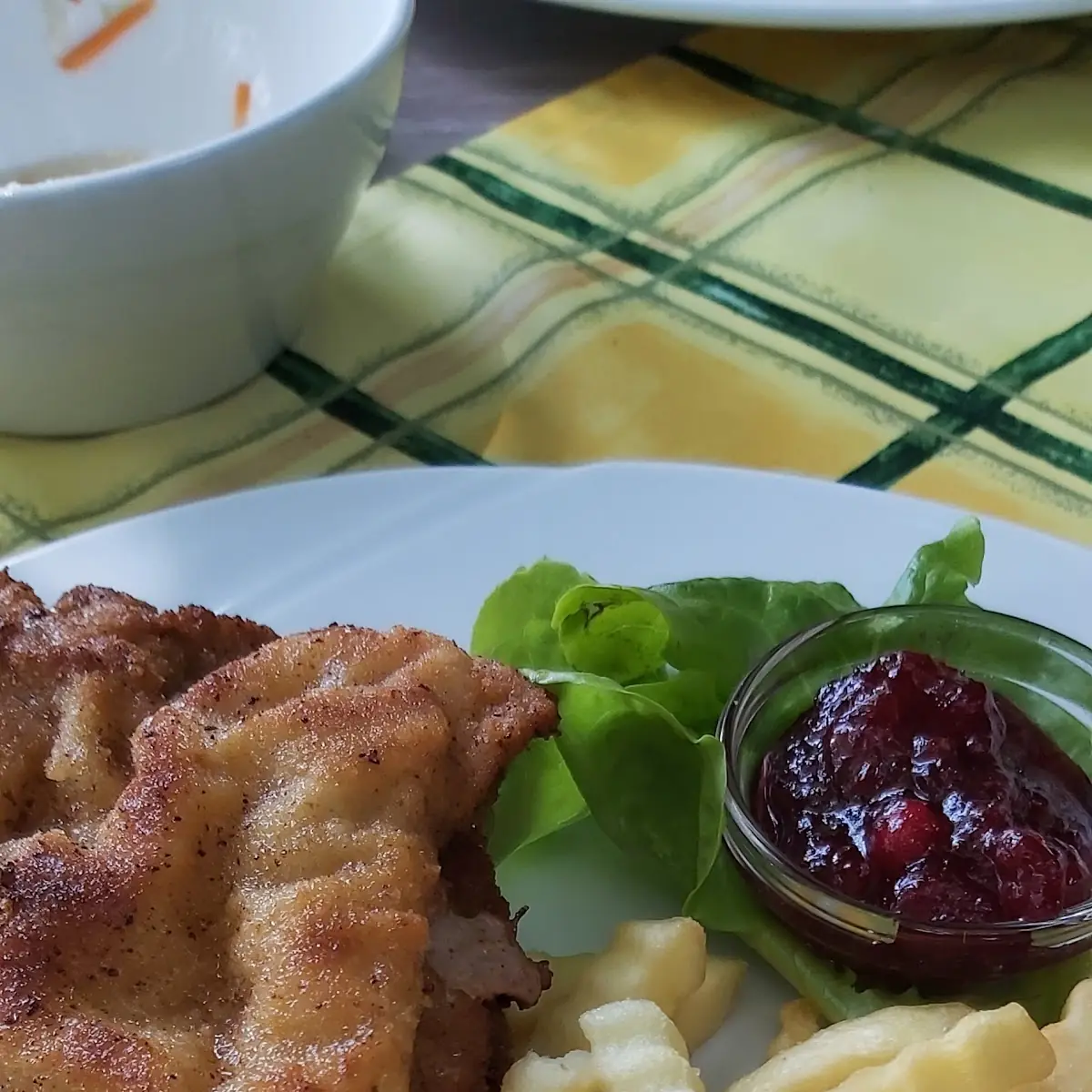 Cordon Bleu Mit Pommes Und Preiselbeeren