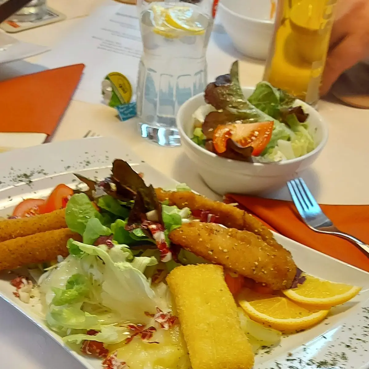Salat Mit Mozzarellastiks Und Geb Käse