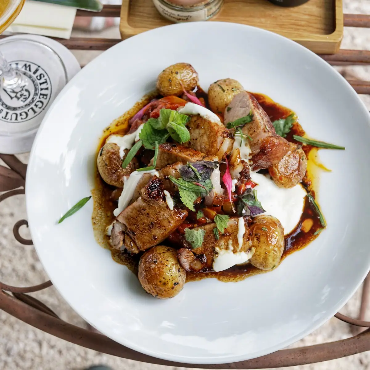 Steak Vom Magalica Schwein Mit Rosmarinkartoffeln Und Letscho