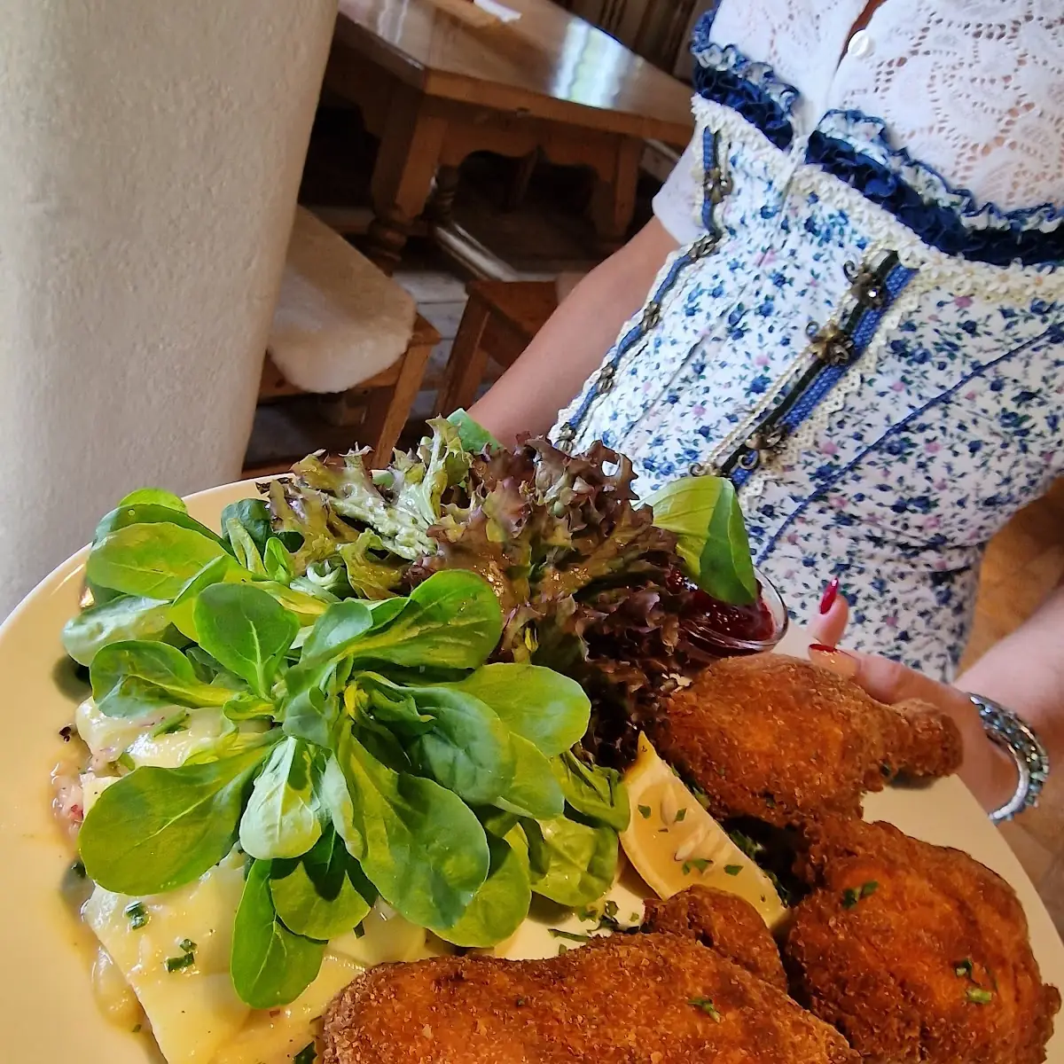 Bakhendl Mit Kartoffel-vögel Salat