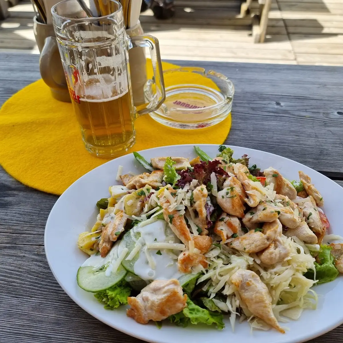 Gegrillte Putenbrust Auf Gemichten Salat Mit Frischen Parmesan