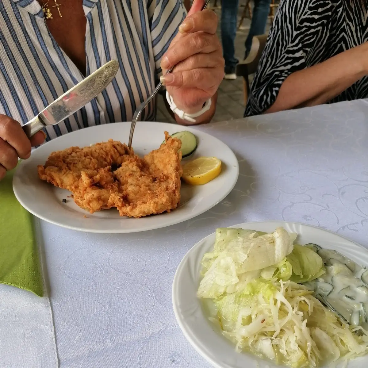 Pariser Schnitzel Aus Fritteuse Liebloser Salat Aus Konserven Dose