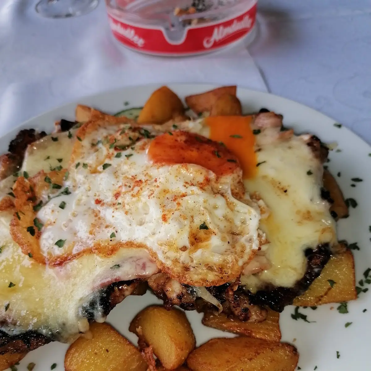 Unter Dem Käse Und Schinken Ein Papierdünes Stück Fleisch