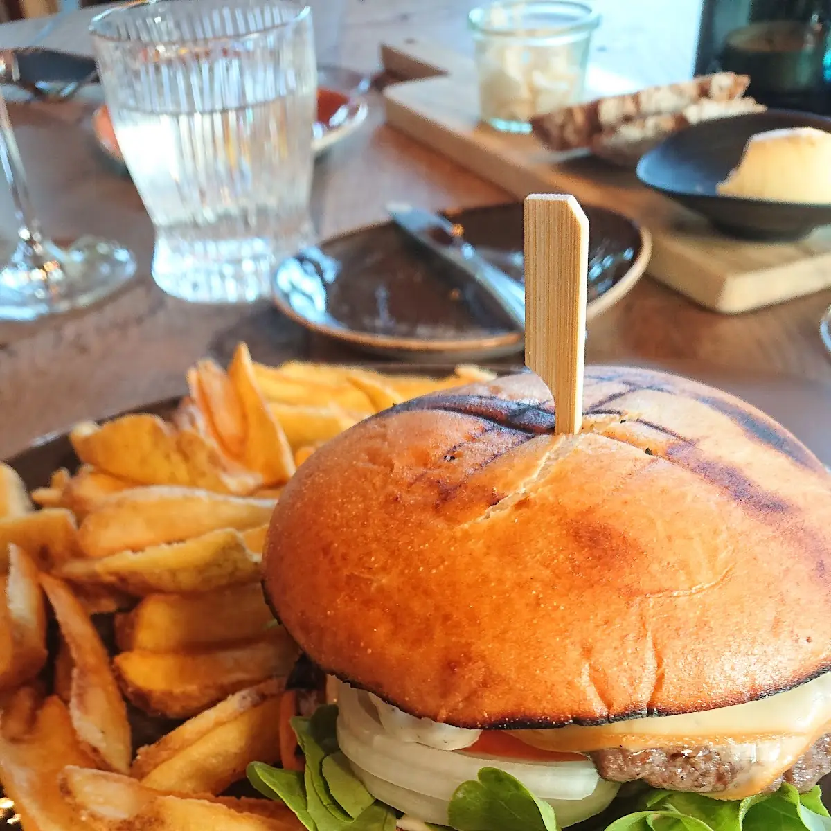 Cheeseburger Mit Pommes Frites