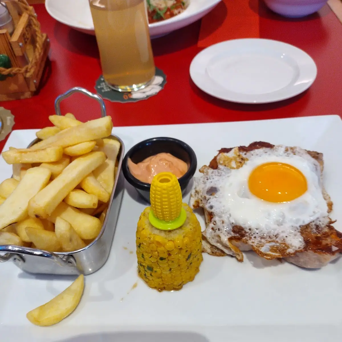 Schweinskotelett Mit Steakpommes Und Maiskolben