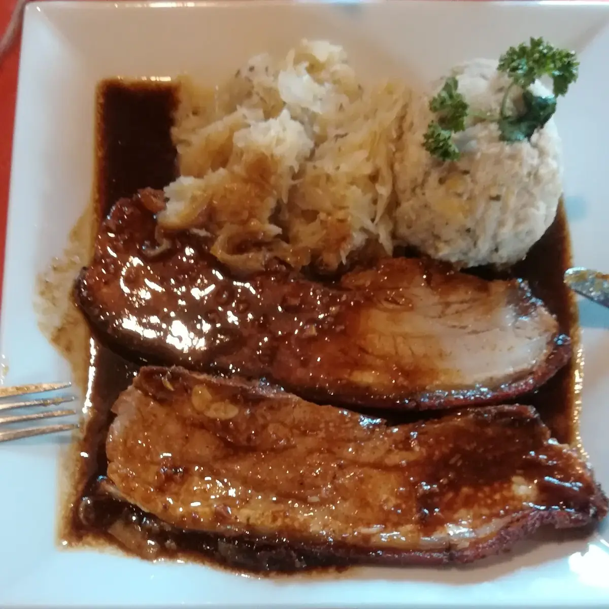 Schweinebraten Mit Knödel Und Sauerkraut