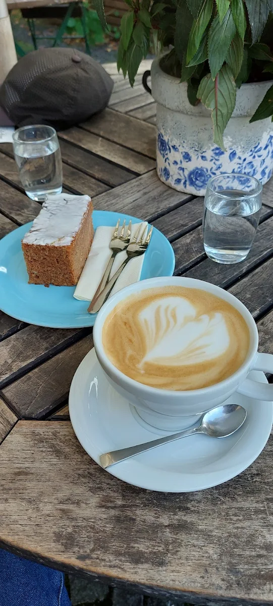 Caffe Latte Und Karottenkuchen