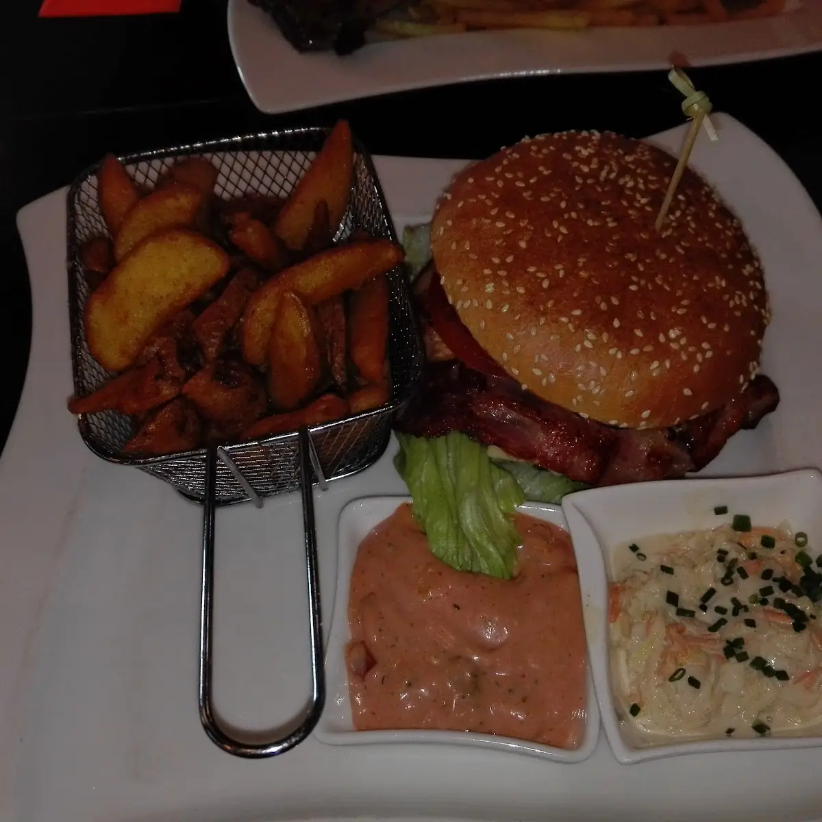 BBQ Burger Mit Potatoe Wedges