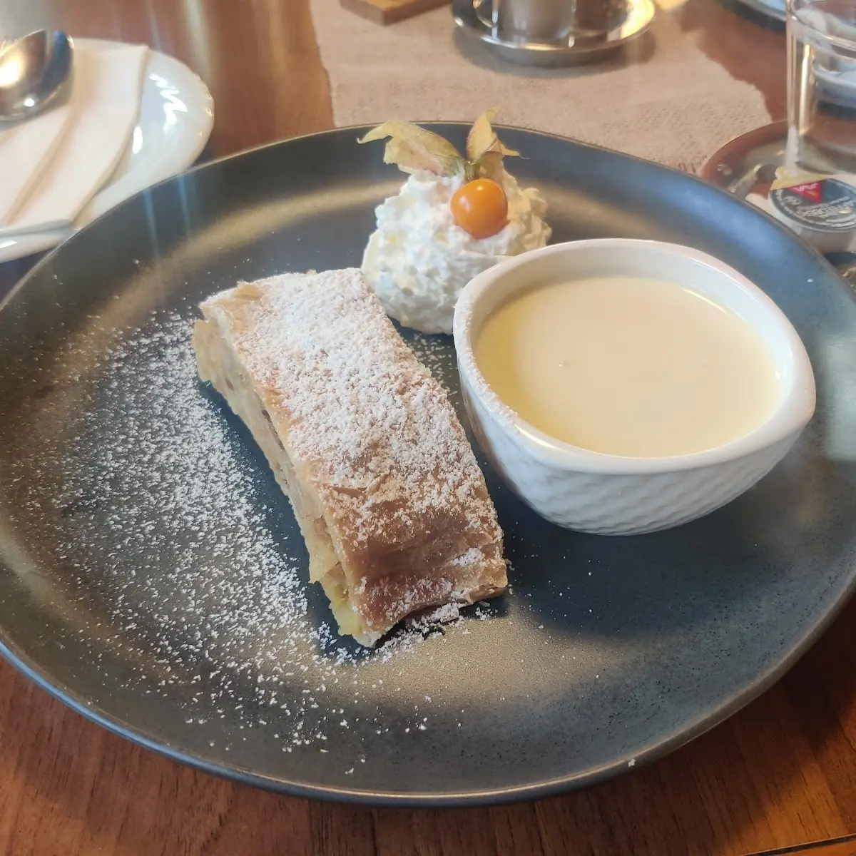 Apfelstrudel Mit Vanillesauce