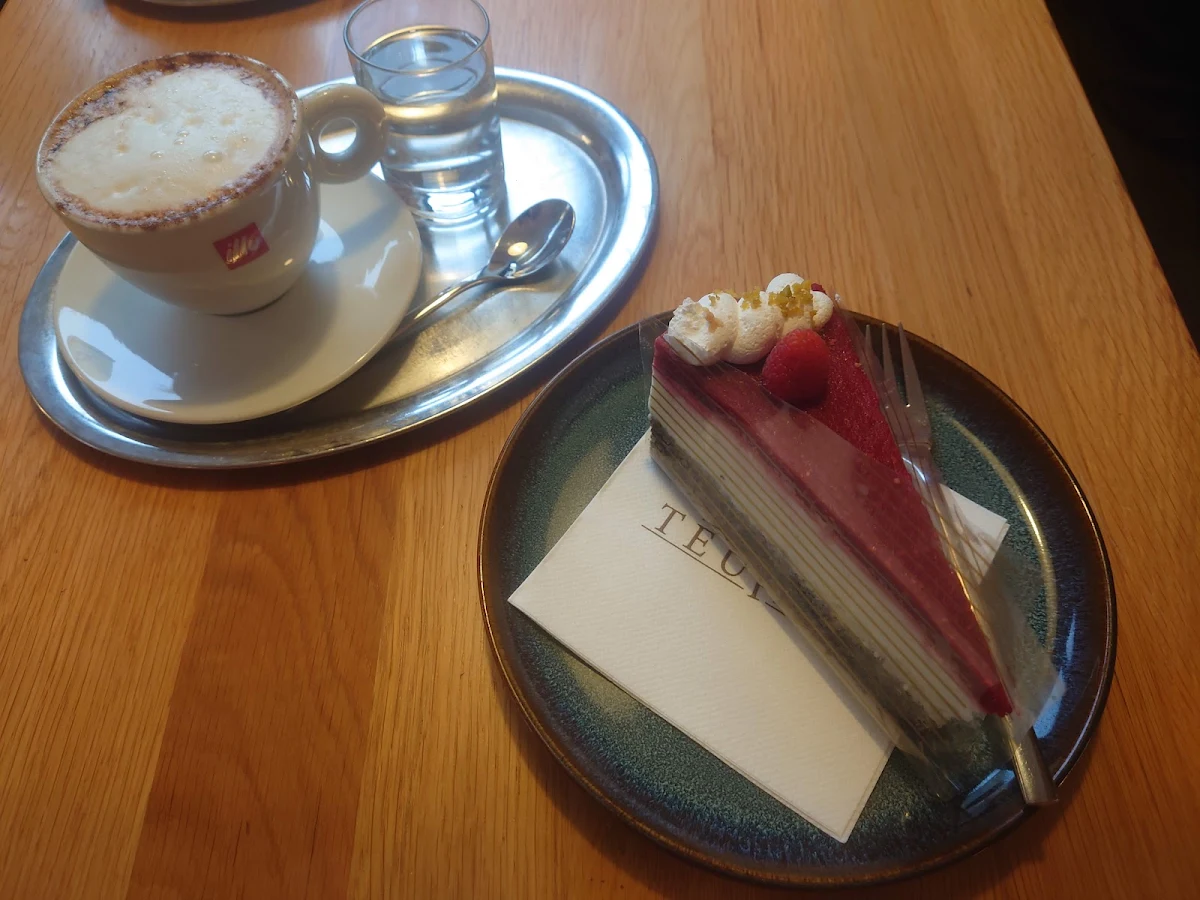 Cappucino And Strawberry Cake