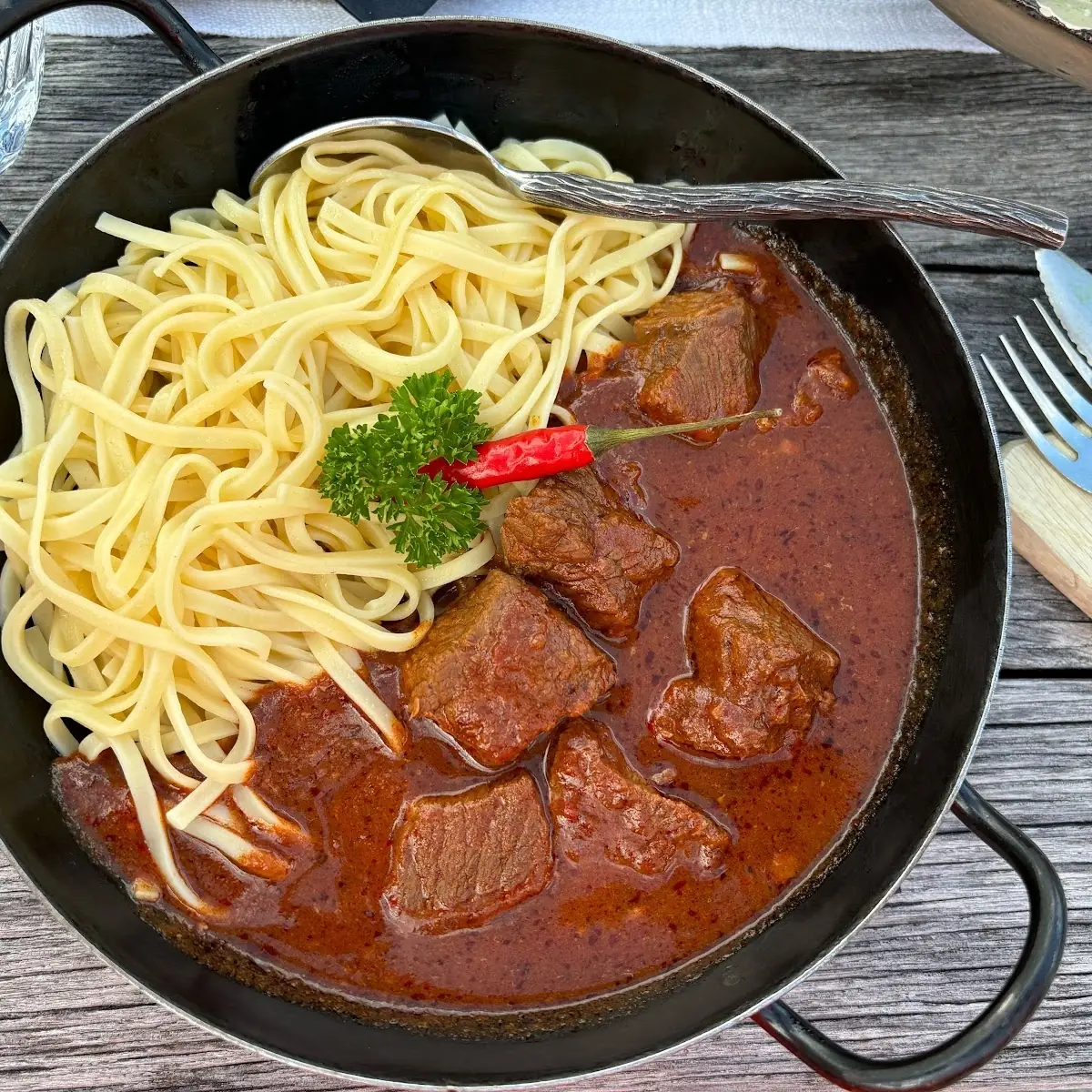 Gulasch Vom Rinderschlögel Oder -schulter Butternudeln