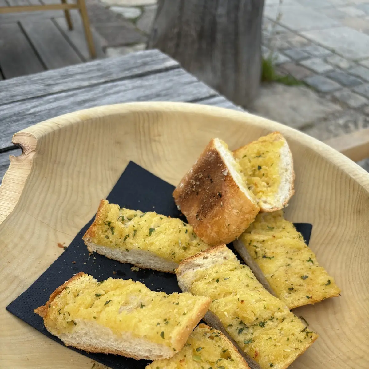 Kleiner Starter Salat Knoblauchbrot