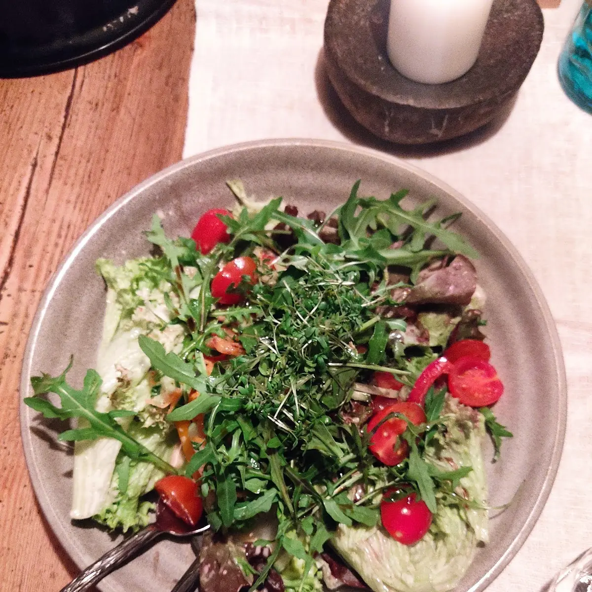 Tagliata Vom Beiried Zupfsalat Rucola Büffelmozzarella Parmigiano Knoblauchbrot