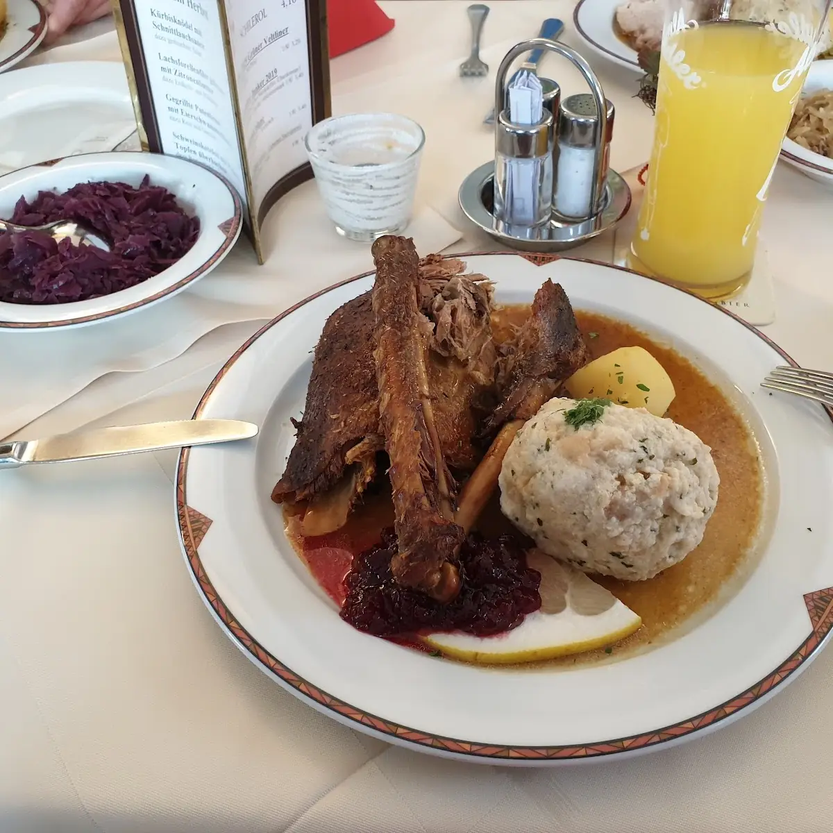 Gansl Mit Serviettenknödel Und Rotkraut