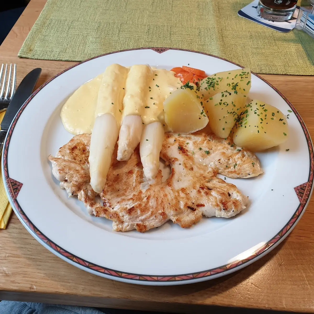 Hühnerbrust Gegrillt Mit Spargel Sauce Hollandaise Kartoffeln Und Gemüse
