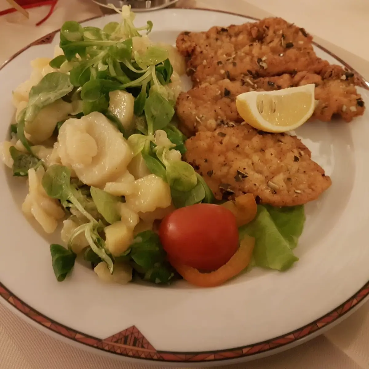 Hühnerbrust In Sesampanier Mit Kartoffel-vogerlsalat