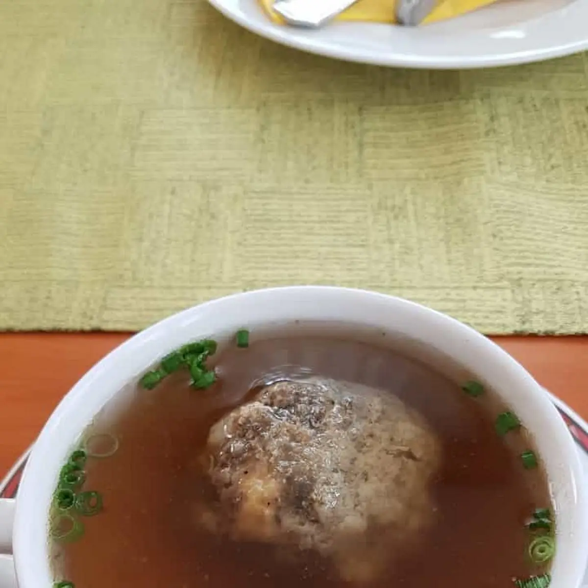 Pestogriesknödelsuppe