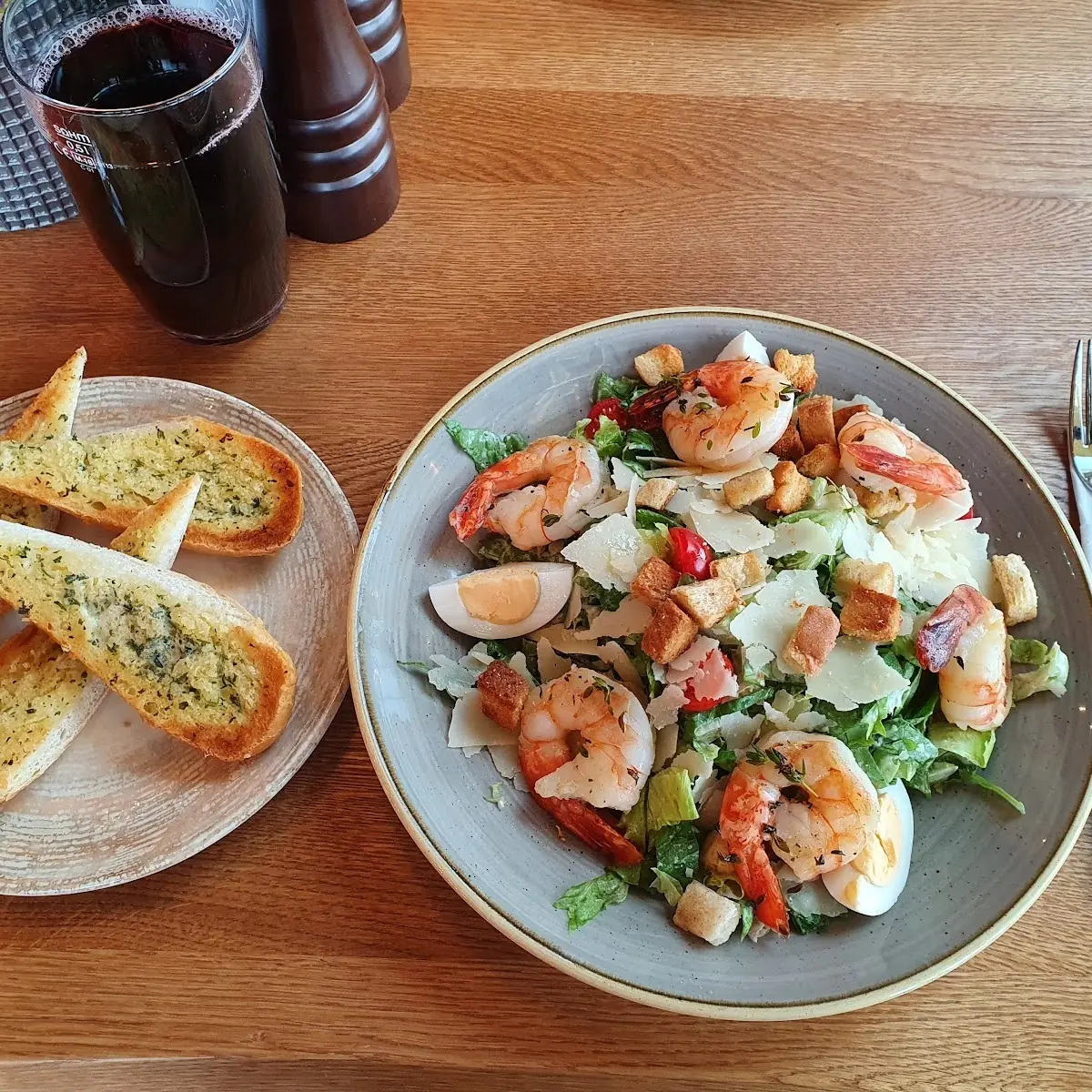 Classic Caesar Salat Mit 5 Stk Garnelen In Knoblauch-kräuterbutter