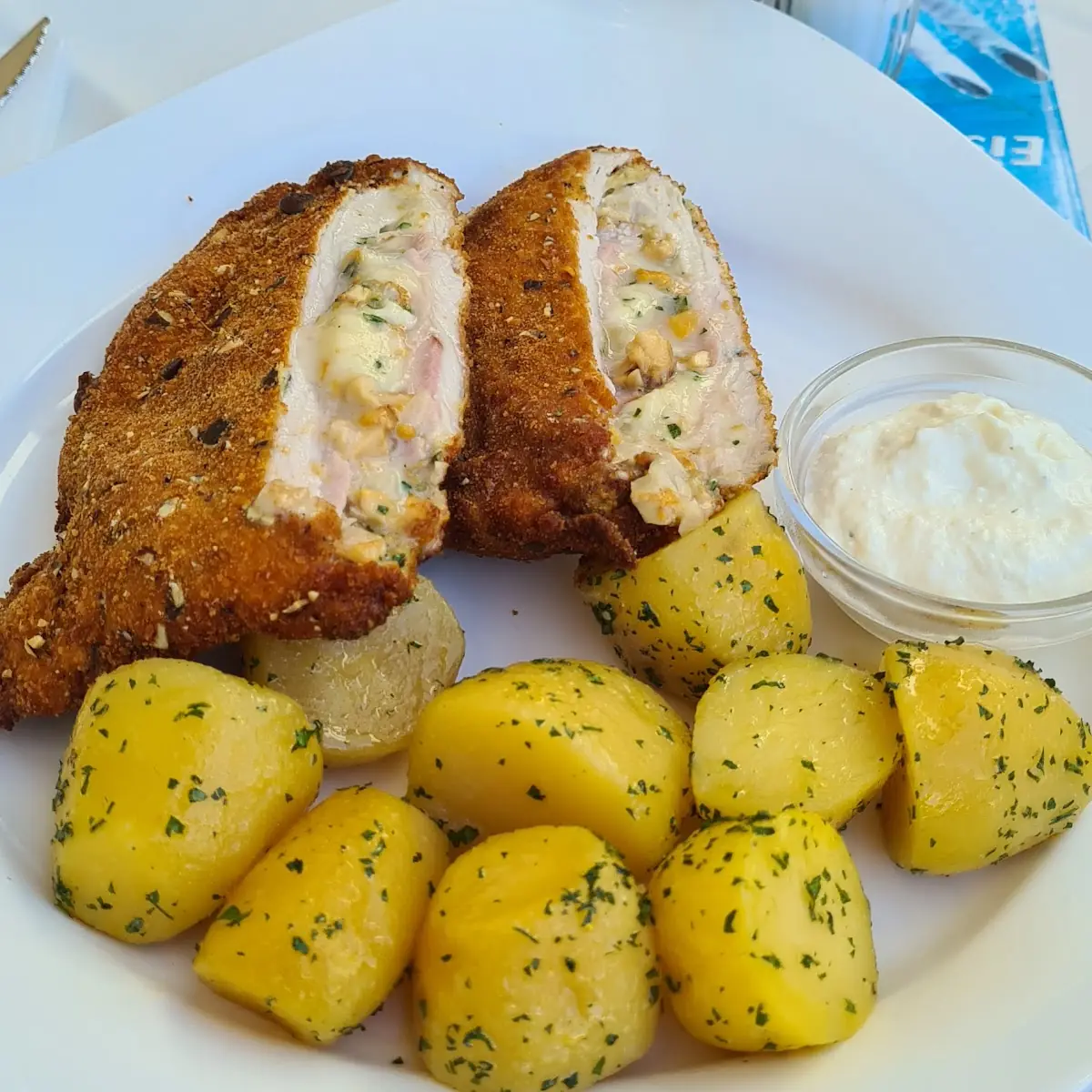 Cordon Bleu Mit Eierschwammerl Gefüllt Und Petersilkartoffel