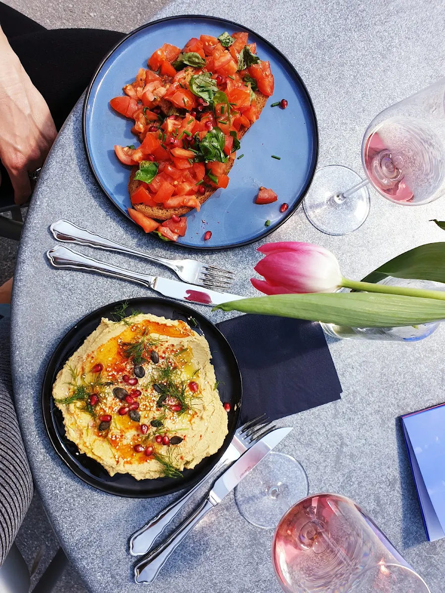 Hummus & Bruschetta