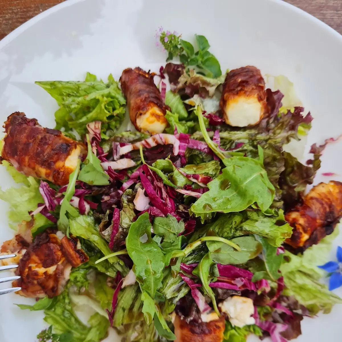 Feta Im Speckmantel Auf Blattsalat