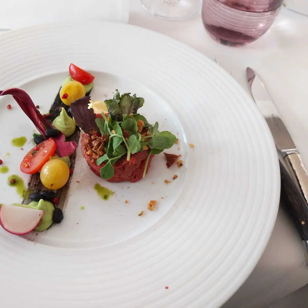 Beef Tartare Mit Avocado Mit Schwarzen Knoblauch