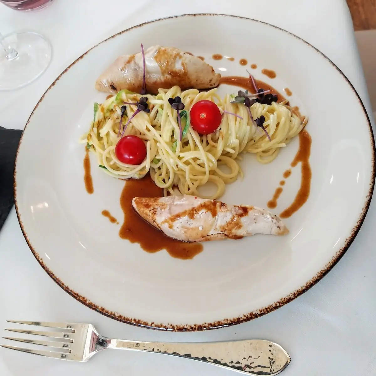 Gegrillt Hühnerbrust Mit Spaghetti-zucchini Carbonara