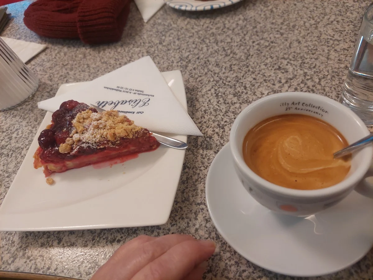 Himbeerstreuseltorte Mit Einem Großen Braunen
