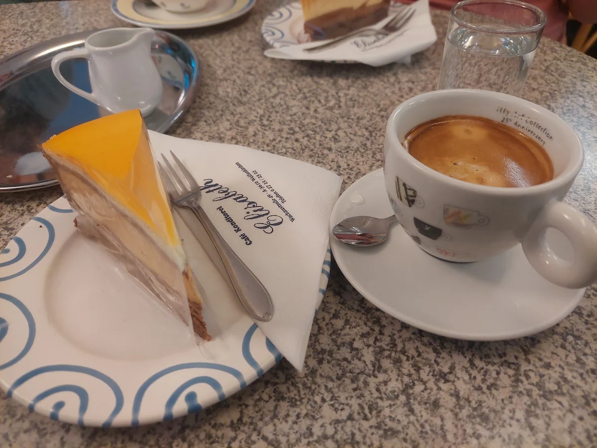 Marillentorte Mit Einem Großen Braunen