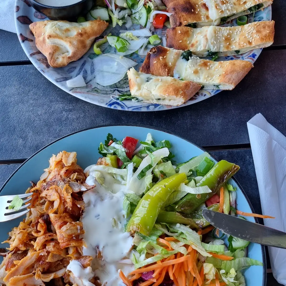 Döner Teller Mit Salat Und Pide Mit Käse Und Spinat