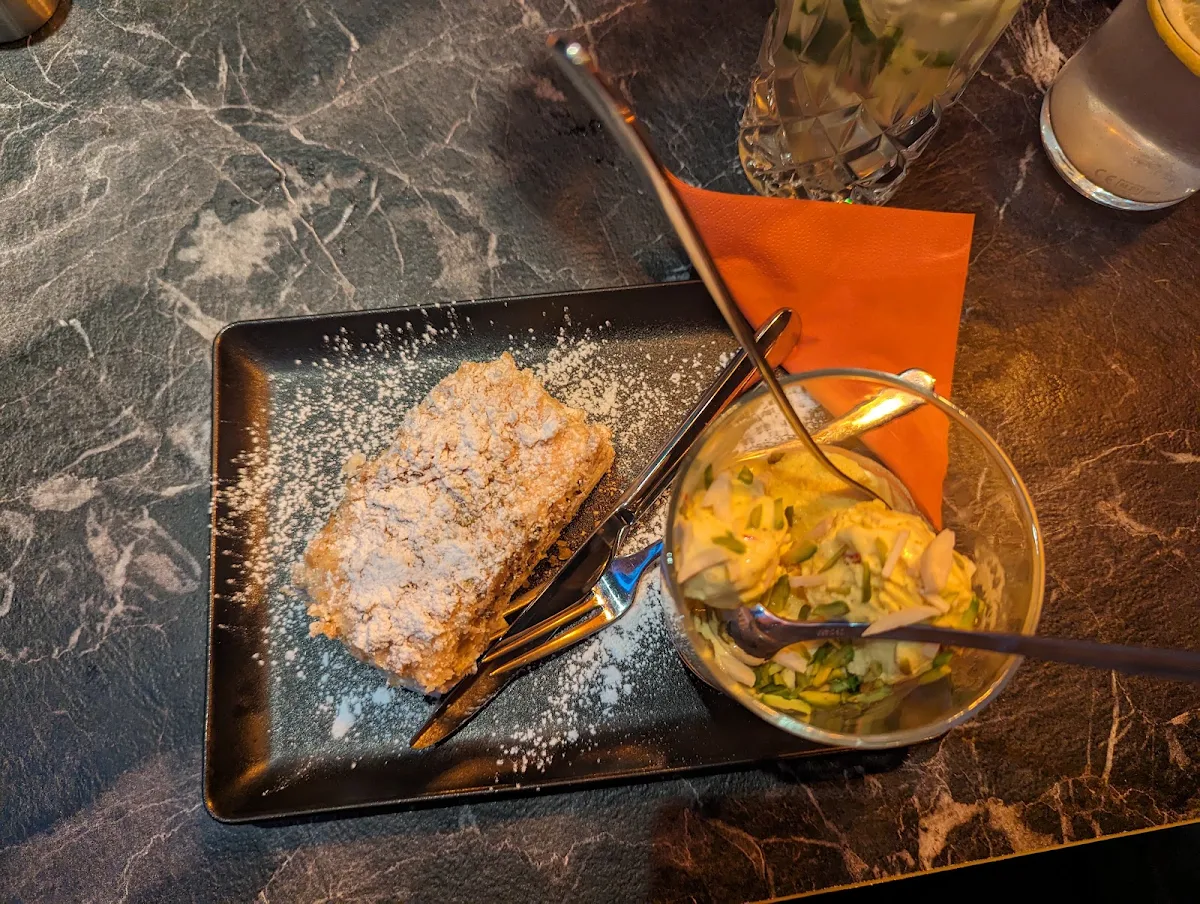 Creme Schnitte Und Safran Eis