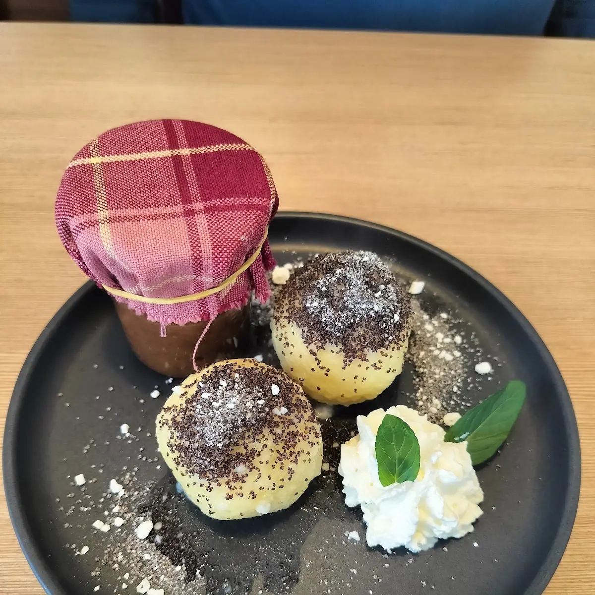 Erdäpfelknödel Mit Mohnfülle Und Zwetschkenröster