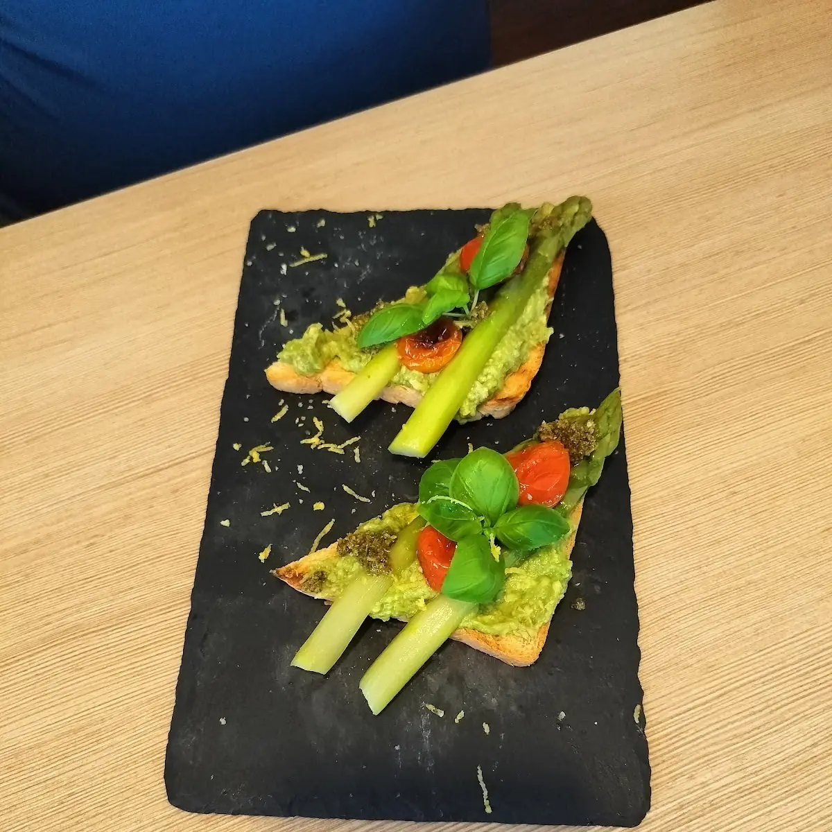 Getoasteter Toast Mit Avocadocreme Und Grünem Spargel