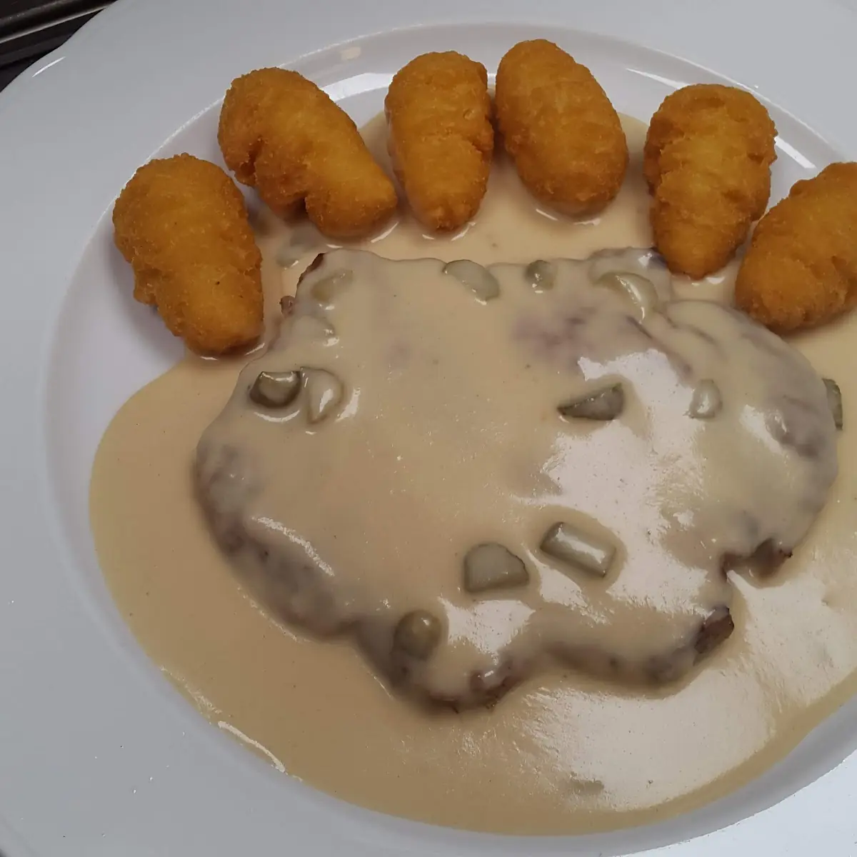Schweinsnacken Steak Mit Estragonrahm Und Kroketten, Gasthaus Wirt in Straß