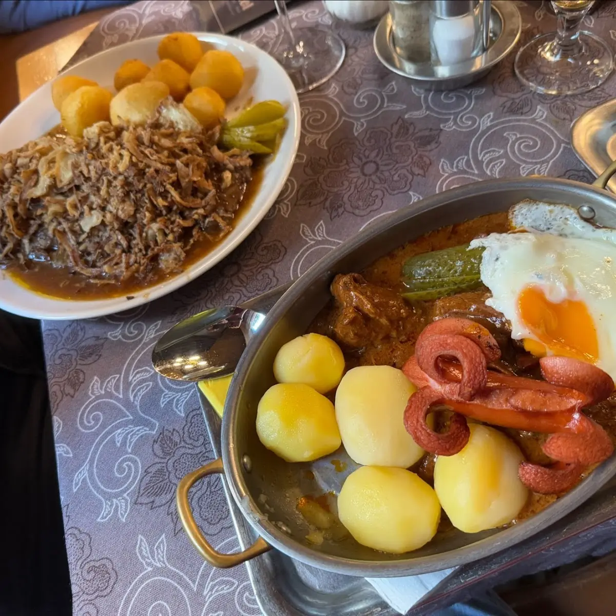 Fiakerlgulasch Und Zwiebelrostbraten