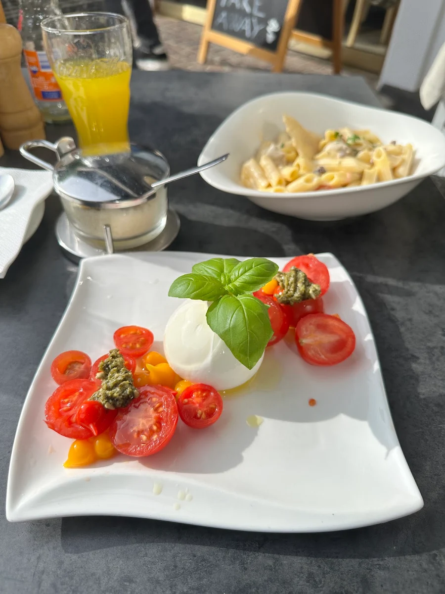 Burrata Trüffel Mit Tomaten Und Pesto
