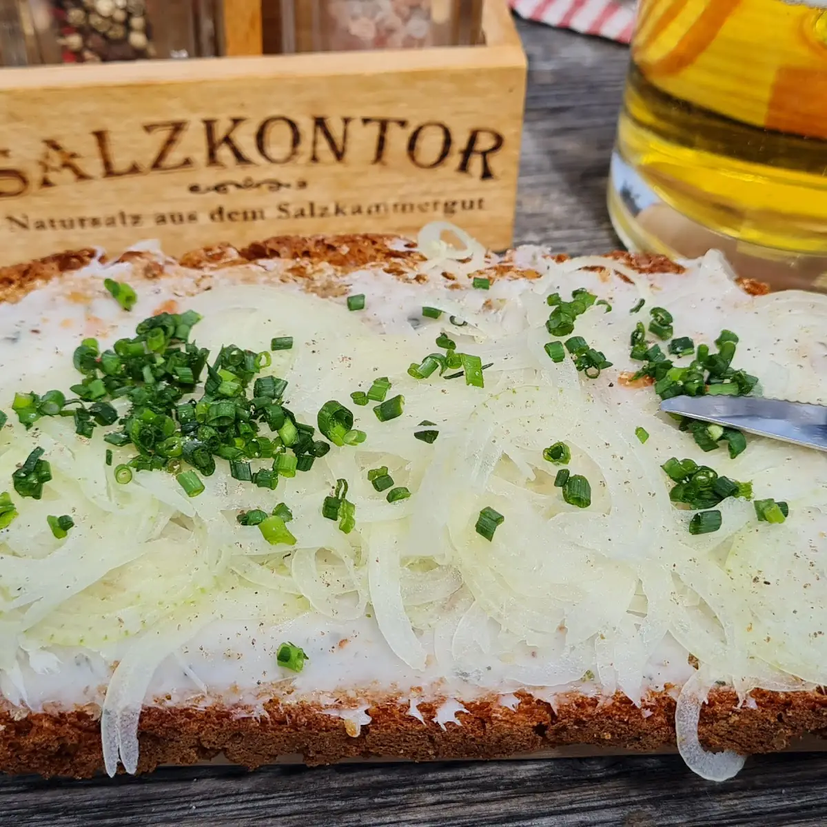 Bratlfett- Jause Mit Zwiebeln