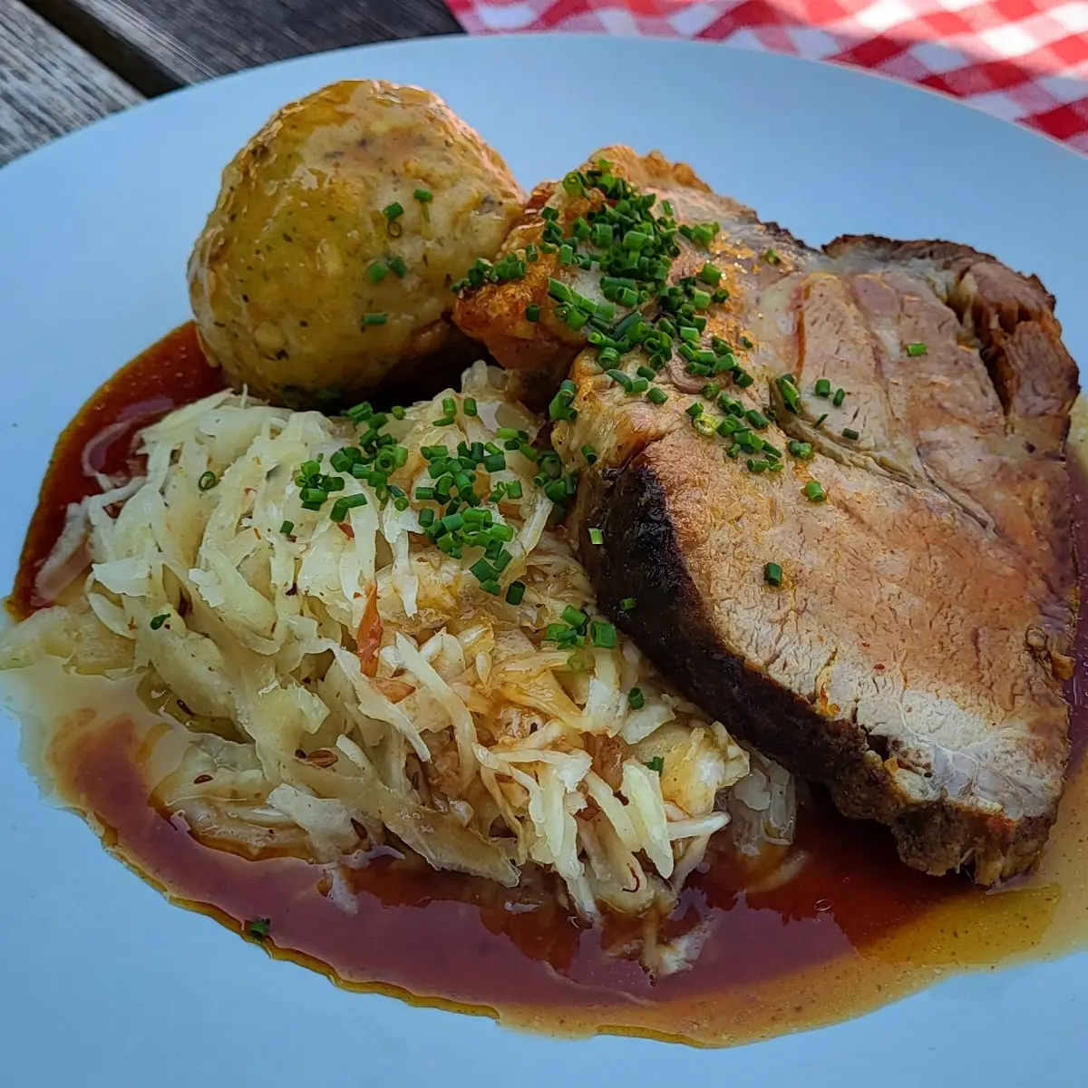 Schweinebraten Mit Kraut Und Knödel